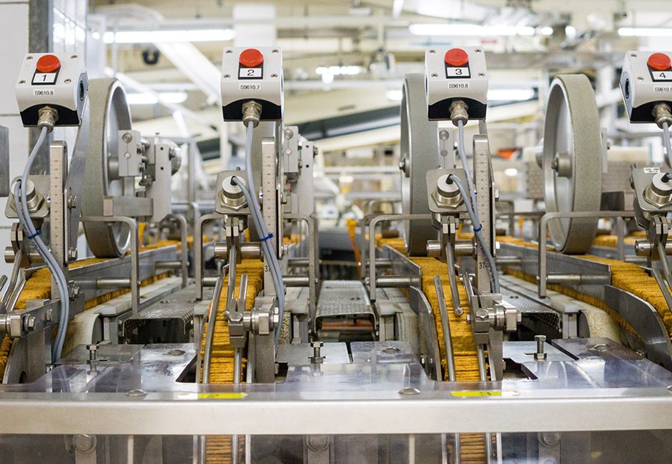 Blévita-Cracker werden für die Verpackung aufgestapelt Blévita-Cracker werden für die Verpackung aufgestapelt