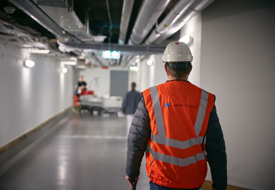 FieldWalk: Der Tunnel: Trotz Grossbaustelle geht der Spitalbetrieb weiter.