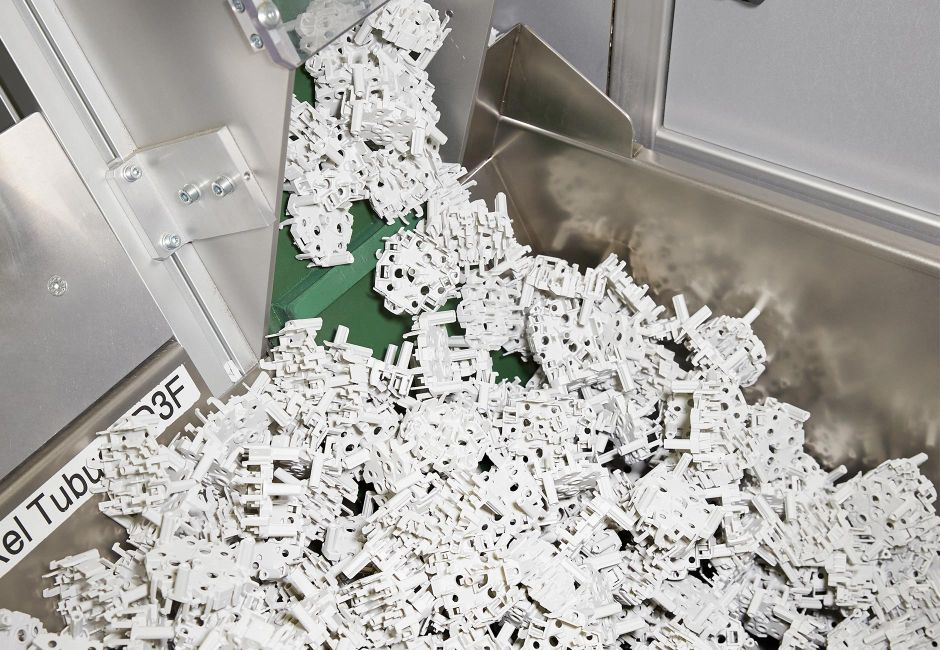 An der Produktionsstätte in Horgen werden unter anderem Gehäuse-Deckel für 3-fach Steckdosen oder Befestigungsplatten hergestellt. An der Produktionsstätte in Horgen werden unter anderem Gehäuse-Deckel für 3-fach Steckdosen oder Befestigungsplatten hergestellt.